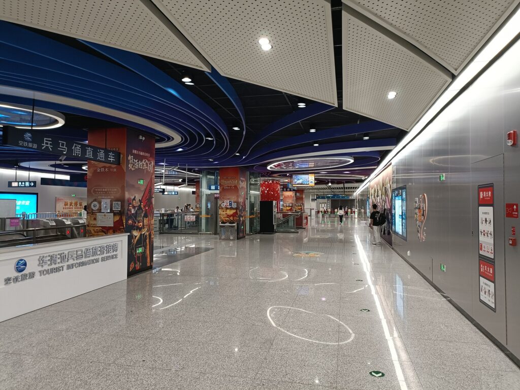 Huaqingchi Station concourse on Xi'an Metro for Lintong transfer planning