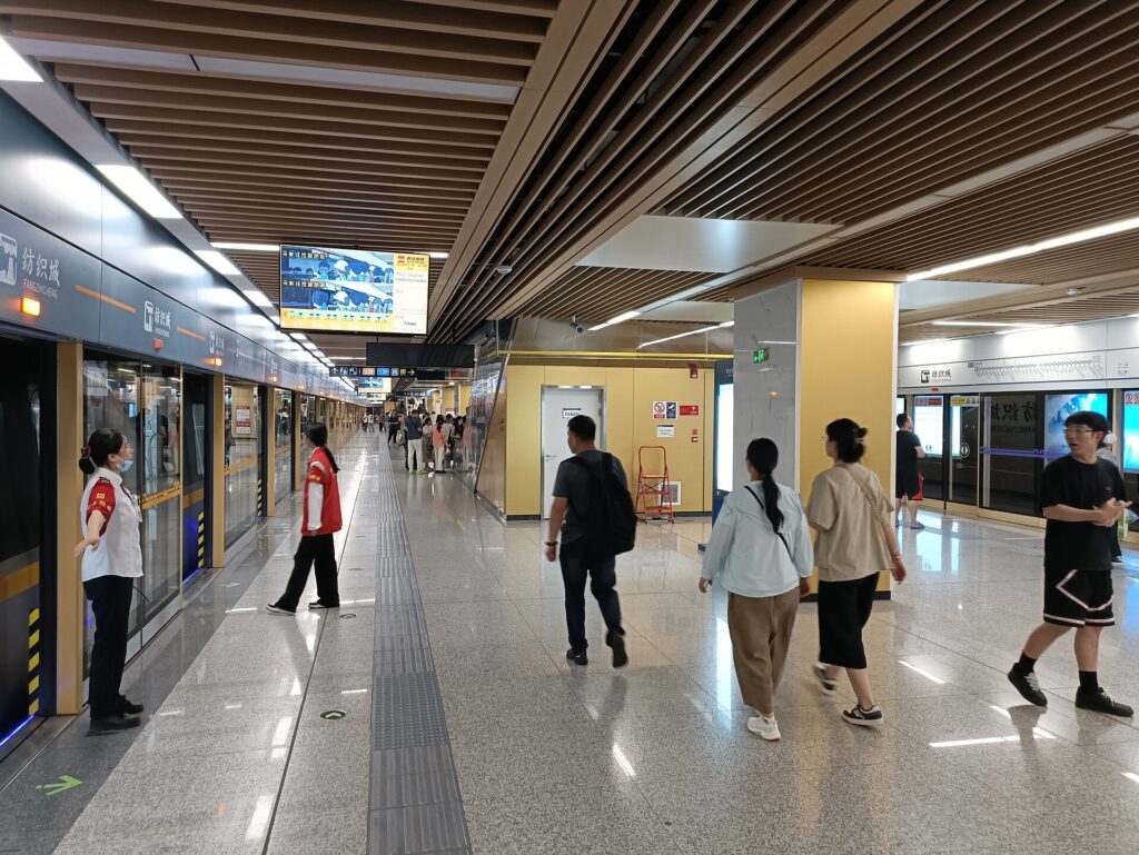 Line 9 platform at Fangzhicheng Station on Xi'an Metro