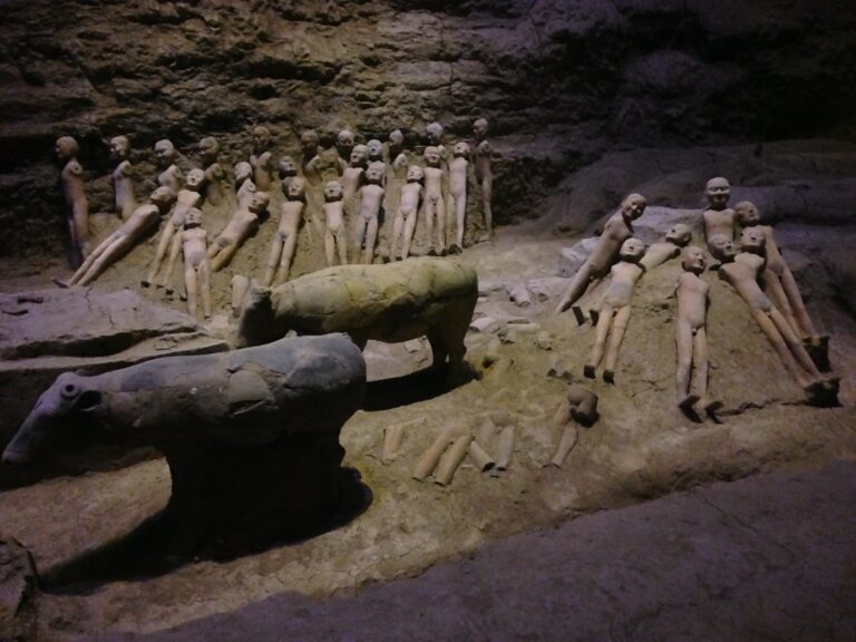 Han Yangling excavation with miniature figures and animals
